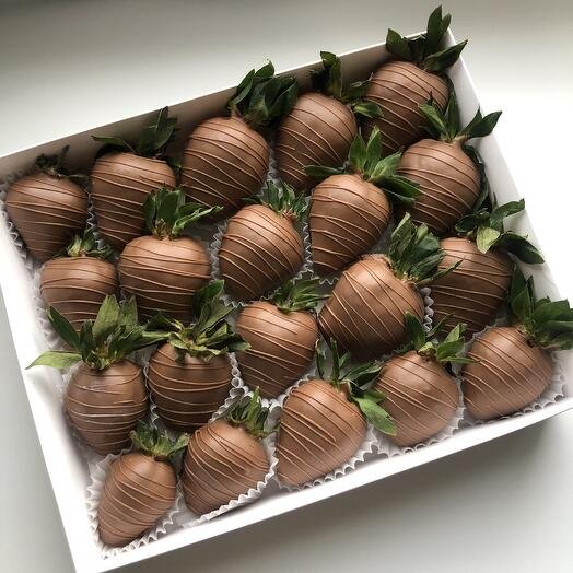 Клубника в молочном шоколаде Каллебаут 20 ягод на любой повод