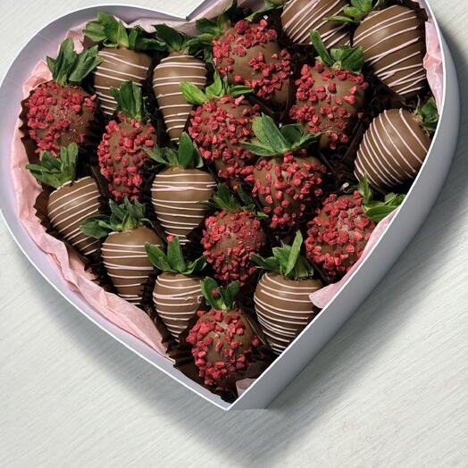 Клубника в шоколаде в коробке сердце 16-20 ягод в подарок для особого случая "Тебе"