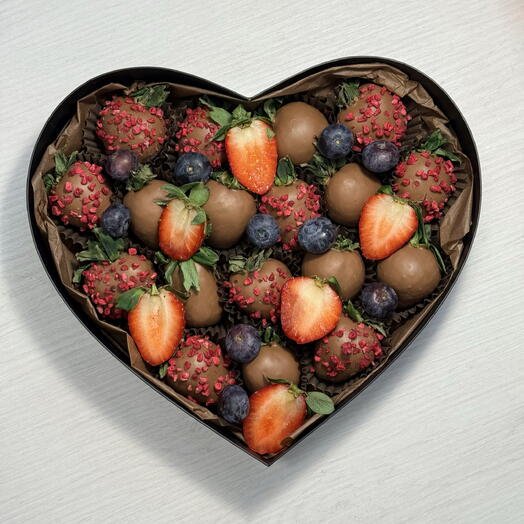 Клубника в бельгийском шоколаде в коробке Сердце 16-20 ягод любимой девушке с голубикой