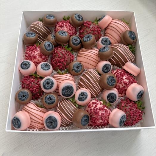 Ассорти из свежей клубники и голубики в шоколаде