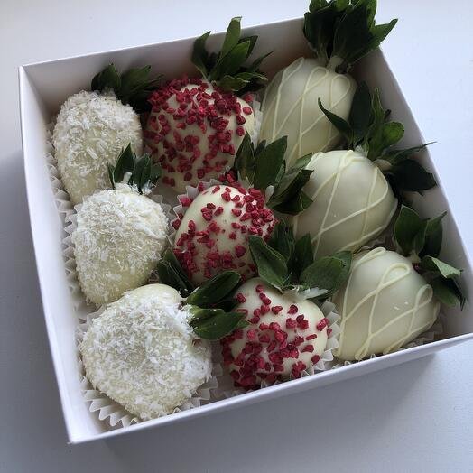 Клубника в белом шоколаде Callebaut 9 ягод