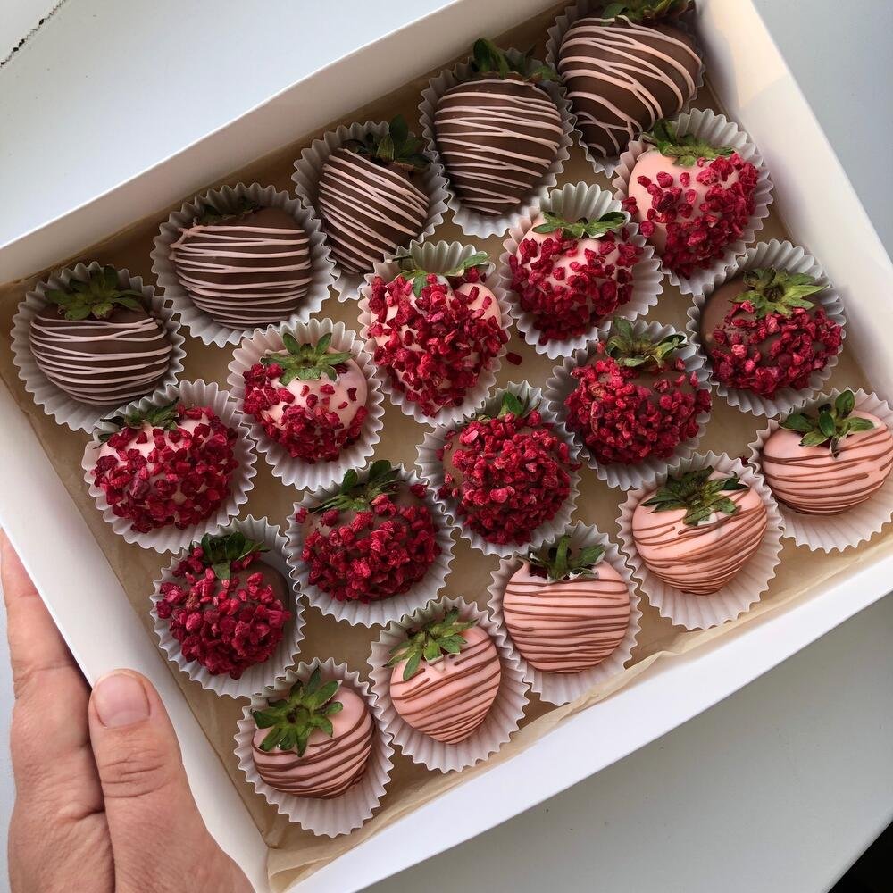 Клубника в шоколаде подарок на день рождения Ассорти 20 ягод