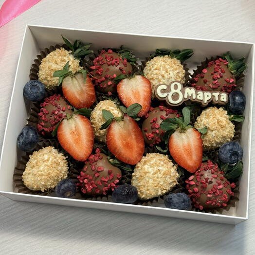 Клубника в белом и молочном шоколаде 12 ягод на 8 марта подарок любимым!