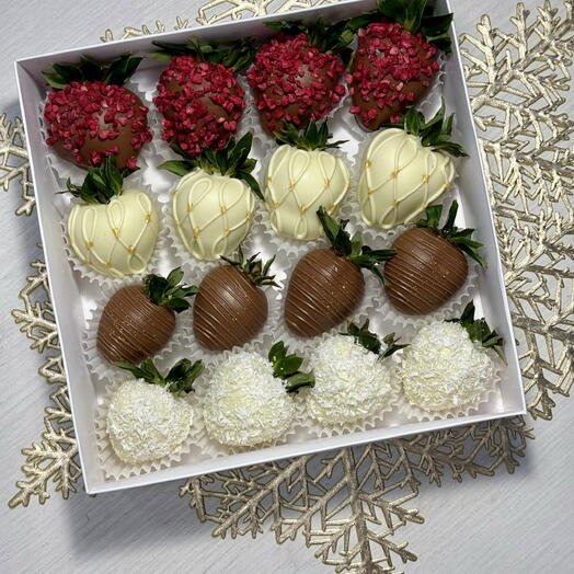 Клубника в шоколаде 16 ягод десерт на любой повод