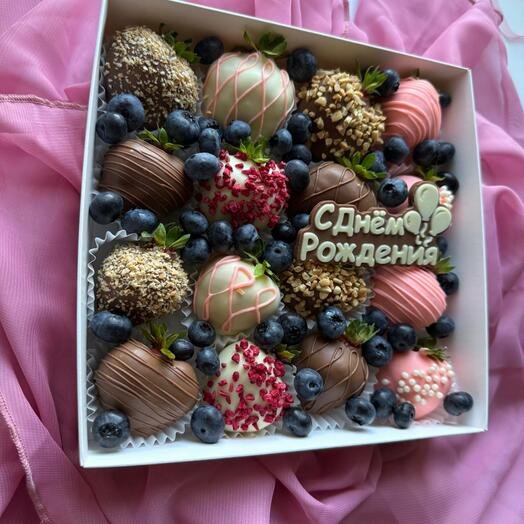 Клубника в шоколаде со свежей голубикой с Днем Рождения