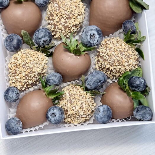 Клубника в шоколаде с вафельной крошкой 9 ягод