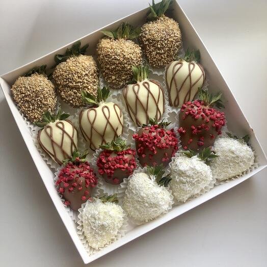 Набор клубника в шоколаде 16 ягод в качестве комплимента на торжество