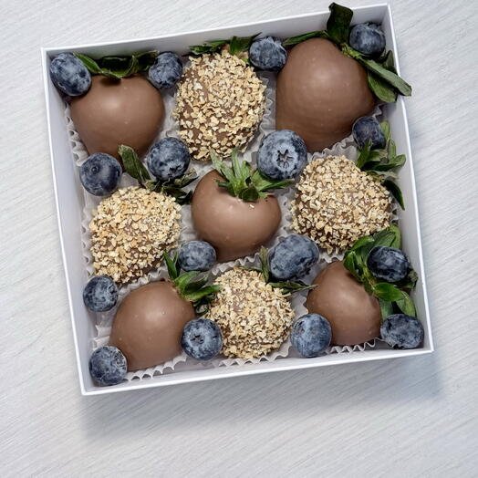 Клубника в шоколаде с вафельной крошкой 9 ягод