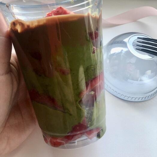 Стакан с нарезанной свежей клубникой и дубайским шоколадом