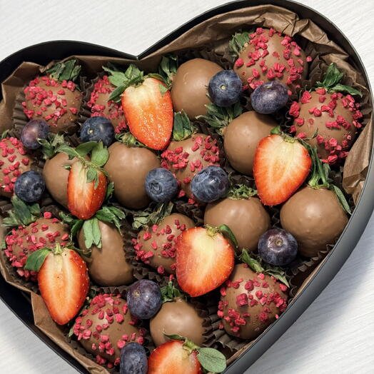 Клубника в бельгийском шоколаде в коробке Сердце 16-20 ягод любимой девушке с голубикой