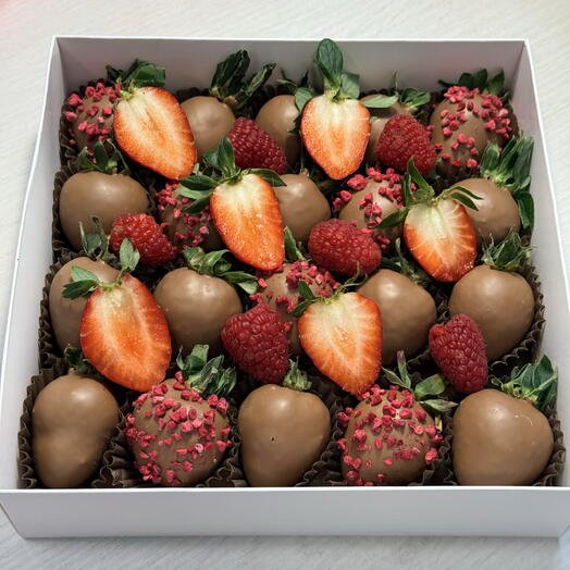 Набор клубники 20-25 ягод в молочном шоколаде со свежей малиной