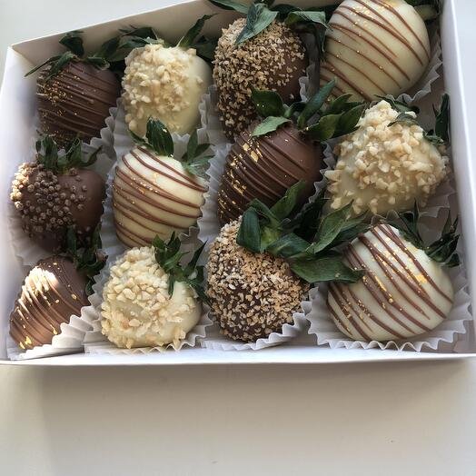 Клубника в белом и молочном шоколаде 12 ягод