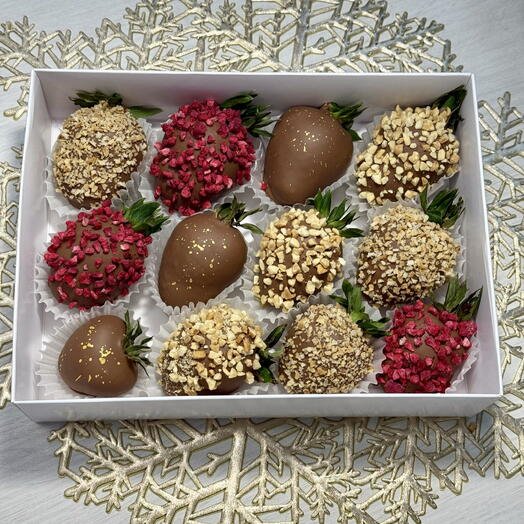 Клубника в молочном шоколаде 12 ягод