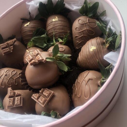 Набор клубники в шоколаде в круглой коробке в подарок