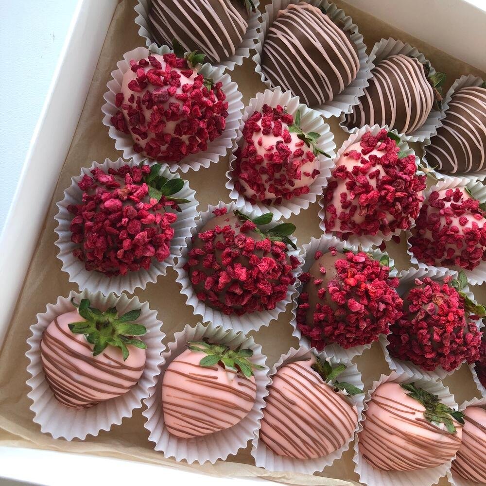 Клубника в шоколаде подарок на день рождения Ассорти 20 ягод