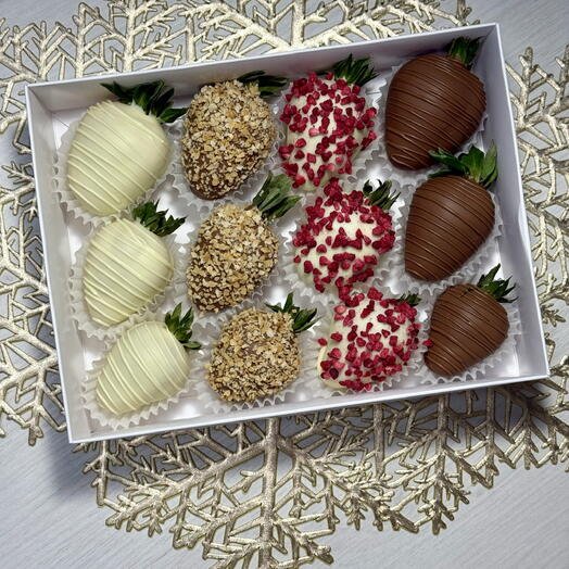 Набор клубники в белом и молочном шоколаде 12 ягод любимой в подарок