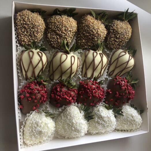 Набор клубника в шоколаде 16 ягод в качестве комплимента на торжество