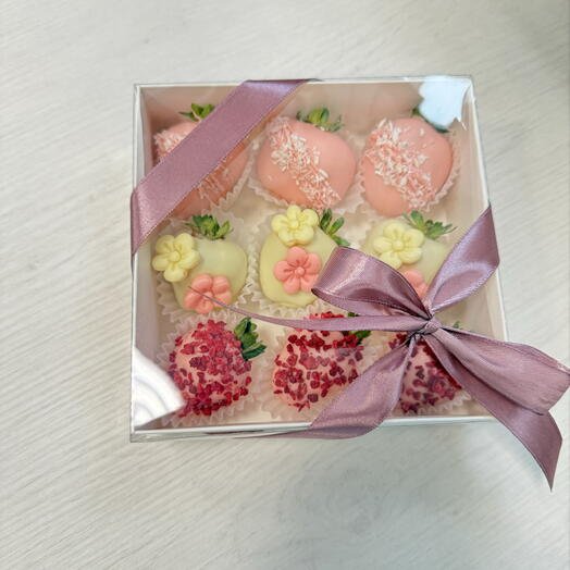 Клубника в белом шоколаде 9 шт с шоколадными цветами