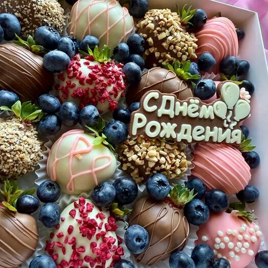 Клубника в шоколаде со свежей голубикой с Днем Рождения