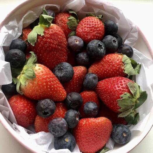 Клубника и голубика в круглой коробке