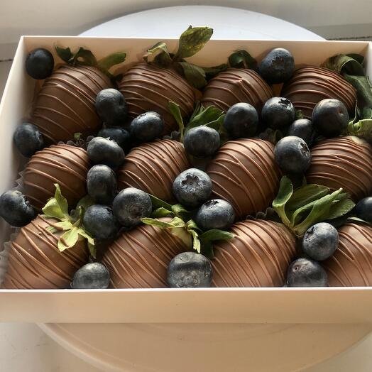 Клубника в шоколаде с голубикой 12 ягод