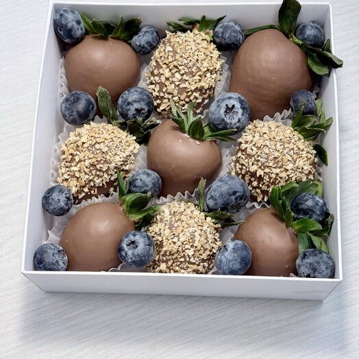 Клубника в шоколаде с вафельной крошкой 9 ягод