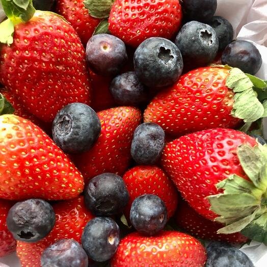 Клубника и голубика в круглой коробке