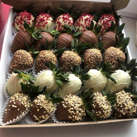 Клубника в шоколаде 25 ягод ассорти