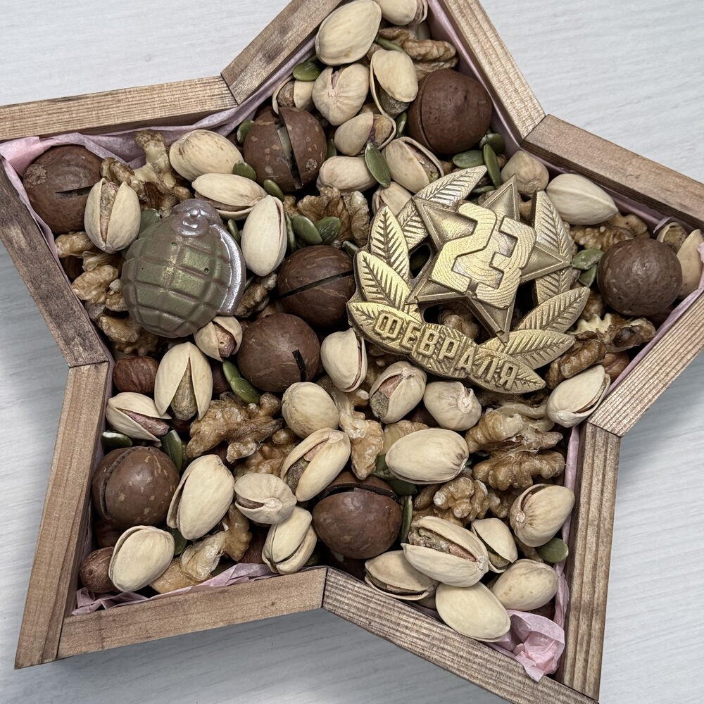 Подарочный набор Настоящий мужчина: орехи и бельгийский шоколад к 23 февраля