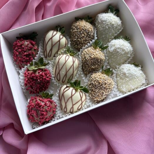 Клубника в шоколаде 12 ягод белый и молочный шоколад Callebaut
