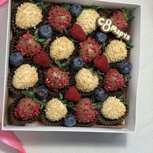 Набор клубники в бельгийском шоколаде подарок 8 марта со свежей малиной и голубикой!
