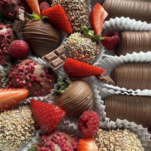 Набор ассорти из клубники и бананов в молочном шоколаде в круглой коробке на подарок