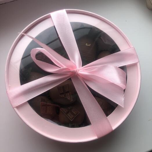 Набор клубники в шоколаде в круглой коробке в подарок