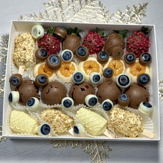 Ассорти в белом и молочном шоколаде из клубники, бананов, мандарин, гранатов, голубики