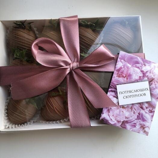 Клубника в шоколаде набор 12 ягод в молочном шоколаде