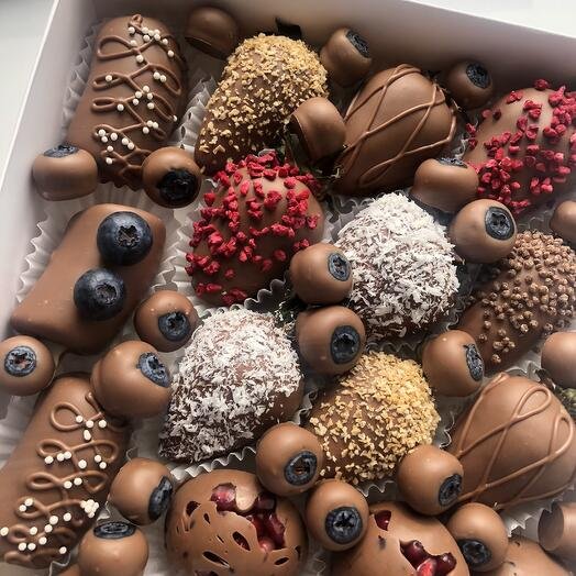 Ассорти клубника, голубика, банан, гранат в молочном шоколаде Callebaut