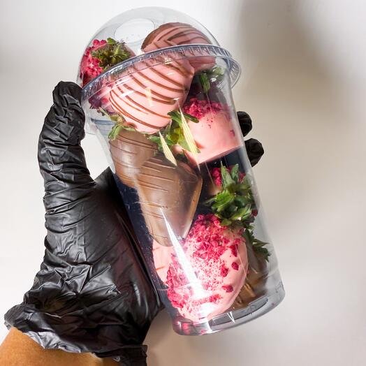 Стакан с клубникой в бельгийском шоколаде