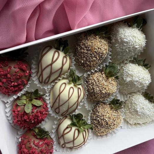 Клубника в шоколаде 12 ягод белый и молочный шоколад Callebaut