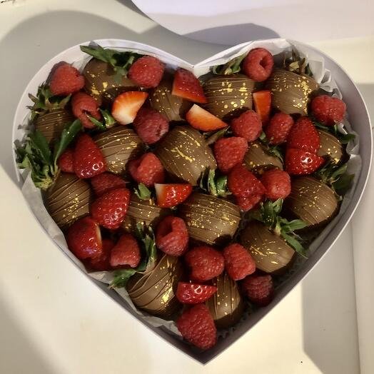 Клубника в шоколаде со свежей малиной 16-20 ягод Сердце М