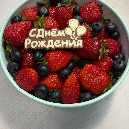 Свежая клубника в сочетании с голубикой и надписью из шоколада С Днем Рождения в круглой коробке