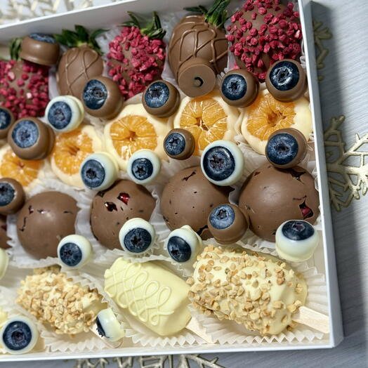 Ассорти в белом и молочном шоколаде из клубники, бананов, мандарин, гранатов, голубики