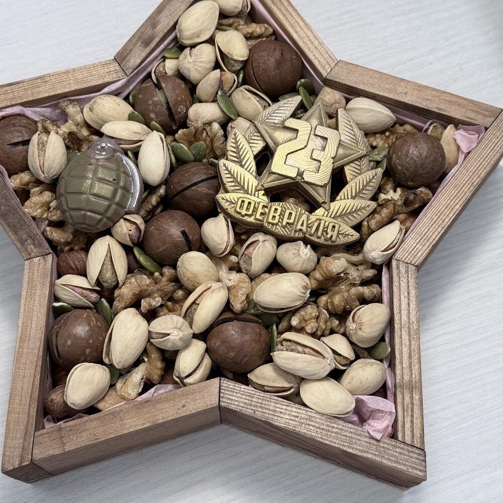 Подарочный набор Настоящий мужчина: орехи и бельгийский шоколад к 23 февраля