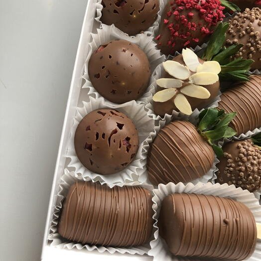 Ассорти в молочном шоколаде Callebaut (клубника, банан, гранат)