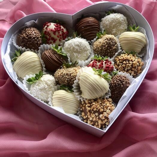 Клубника в шоколаде 16-20 ягод в Premium коробке Сердце для любимых