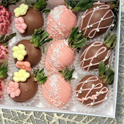 Клубника в шоколаде 12 ягод самым любимым в подарок