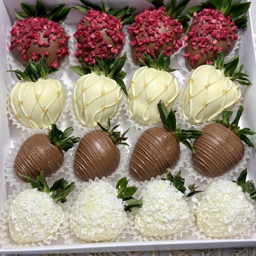 Клубника в шоколаде 16 ягод десерт на любой повод