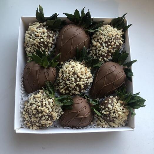 Клубника в молочном шоколаде набор 9 ягод