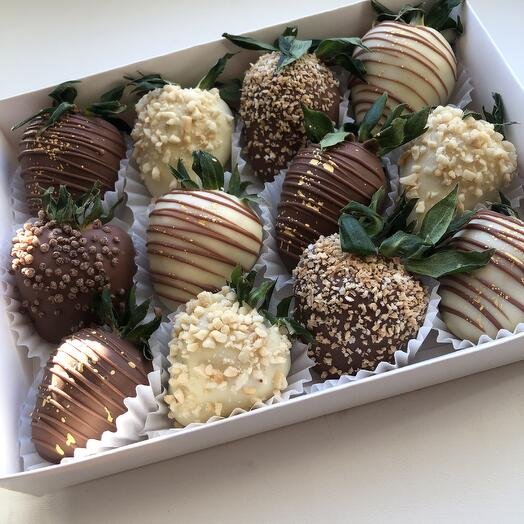 Клубника в белом и молочном шоколаде 12 ягод