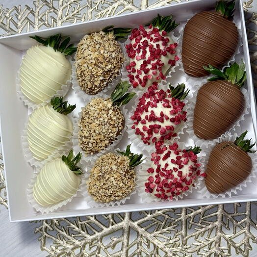 Набор клубники в белом и молочном шоколаде 12 ягод любимой в подарок