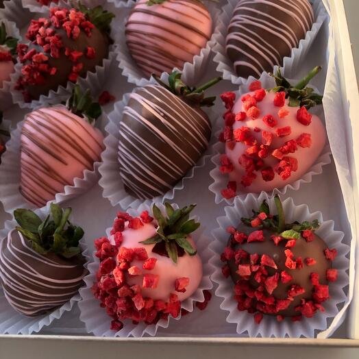 Клубника в шоколаде набор "Классика+"16 ягод